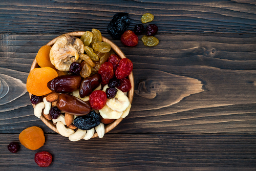 pote com vários tipos de castanha e frutas secas