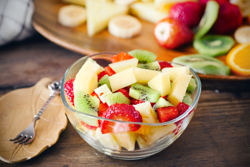 salada de fruta pronta em um pote de vidro