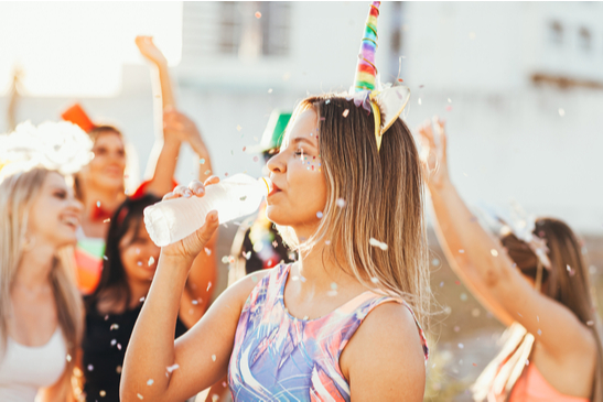 pessoa bebendo água no bloco de carnaval