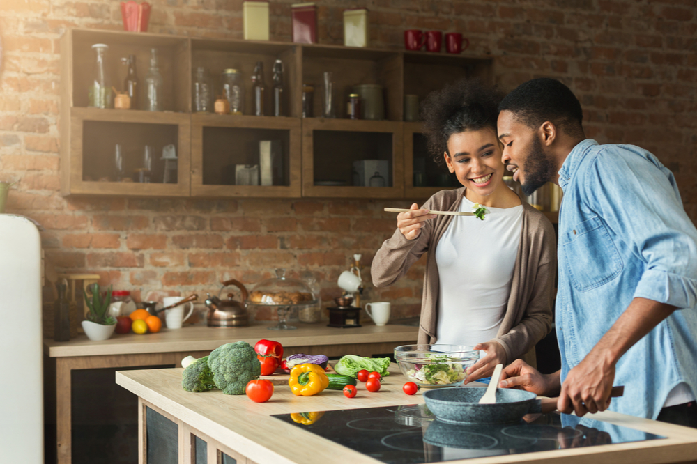 casal cozinhando legumes e verduras 