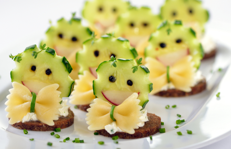 lanche divertido. frutas e legumes para as crianças. 