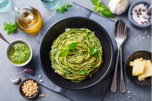 Macarrão ao molho pesto de manjericão de dia das mães