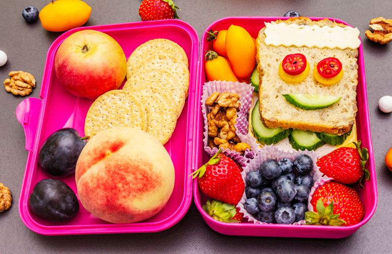 lanche divertido com rostinho de frutas e legumes 