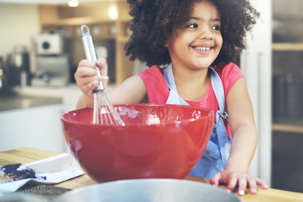 criança brincando de chefe de cozinha