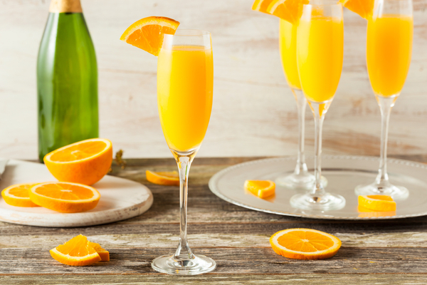 mimosas, espumante e suco de laranja