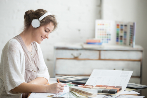 produtividade e trabalho: mulher escutando música, fones de ouvido, erykah badu
