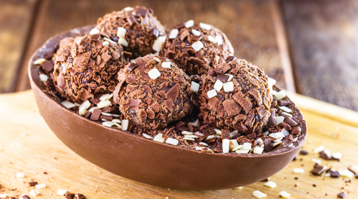 Ovo de páscoa de chocolate com recheio de brigadeiro