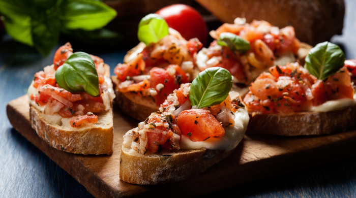 bruschetta torradinha com tomate manjericão e queijo jantar entradas simples 