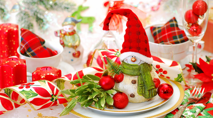 mesa posta:  decoração natalina para a ceia mesa decorada com enfeites bonecos de neve etc. 