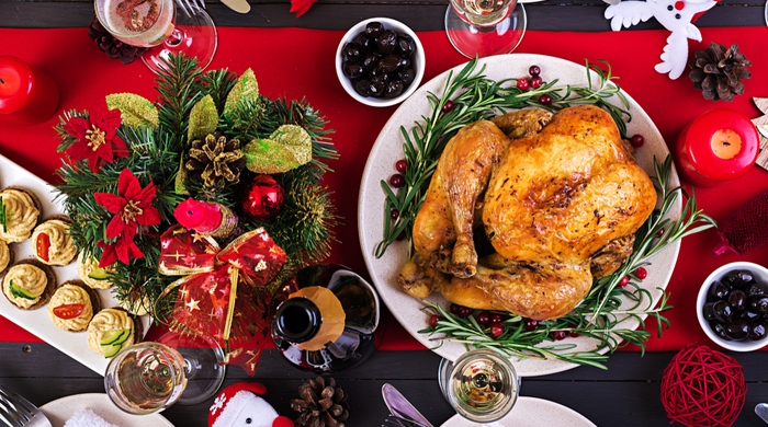 mesa posta:  ceia de natal completa com peru, azeitonas, petiscos, saladas taças e garrafas