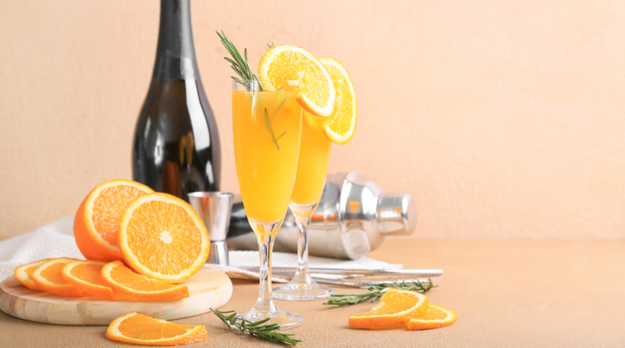 Champanhe: bebidas com espumante e laranja para celebração de ano novo reveillon