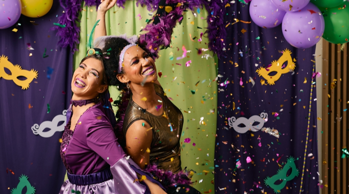 Carnaval em casa:  decoração com balões, máscaras de carnaval e pessoas fantasiadas