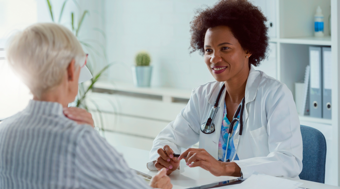 mulher indo consultar com médica dia das mulheres