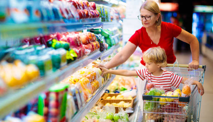 mulher e filho no EPA Supermercados economia de verdade é aqui. Aprenda como controlar suas finanças