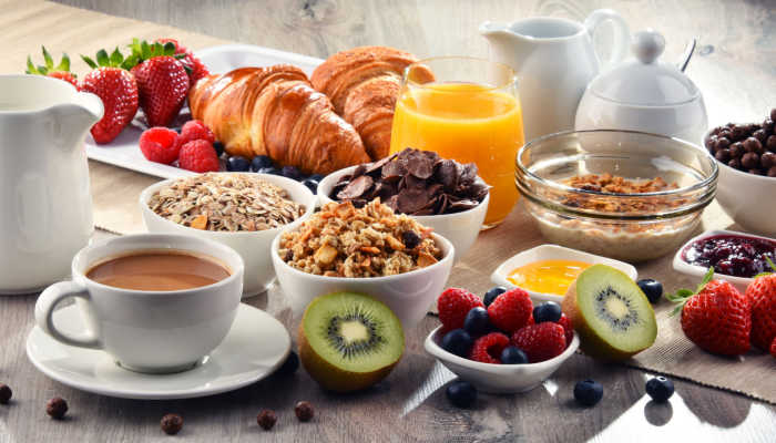 mesa posta de café da manhã nutritivo. Se prepare para o bloco de carnaval com uma alimentação saudável e nutritiva