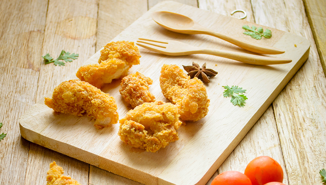 Iscas de Frango Empanadas com Coco e Farinha de Milho